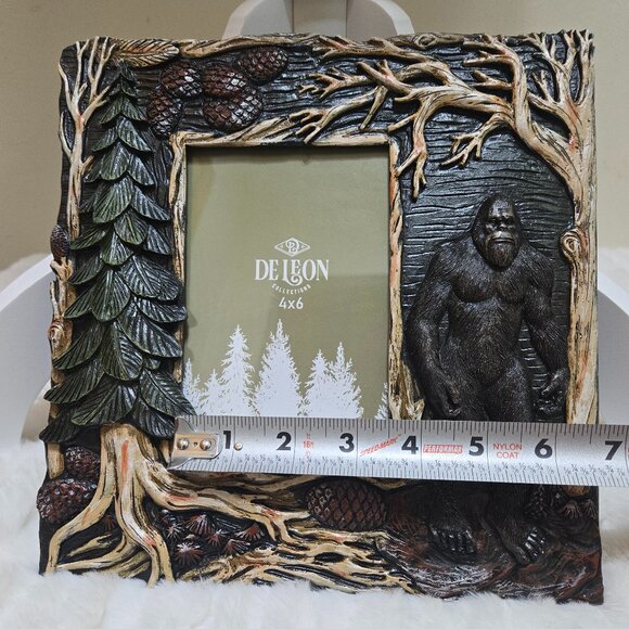 Bigfoot Picture frame.9.5"H x 9.5"W Resin Holds a 4x6 photo with Big Foot - Picture 2 of 14